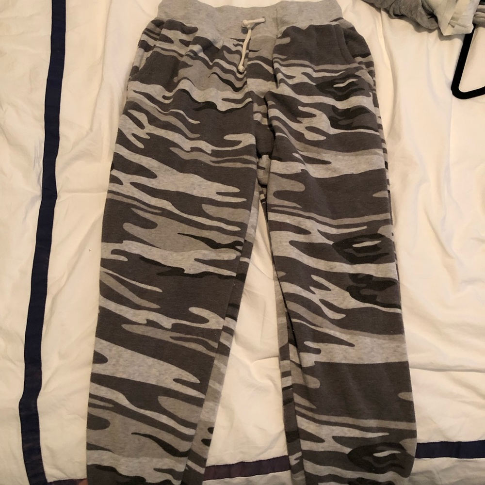 Men’s camo print joggers